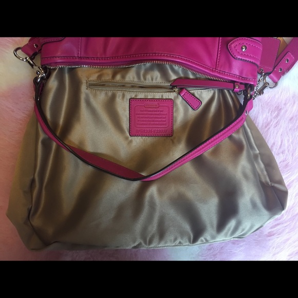 🌺SOLD🌺 Coach Leather Magenta Daisy - Picture 2 of 8